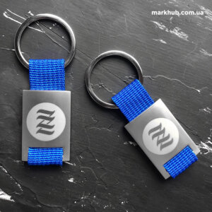 Гравировка логотипа на брелоках