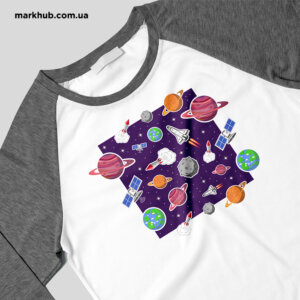 Разноцветная печать. Оригинальный реглан с трендовым изображением космического пространства, подчеркивающий чувство свободы и вдохновения / изготовление любого дизайна на заказ.