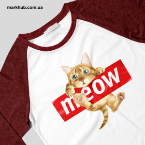 Оригинальный реглан с неповторимым принтом милого котика, который точно понравится всем любителям животных – индивидуальные принты на регланах.