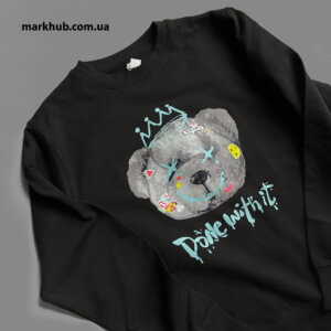 Печать трендовых молодежных принтов и надписей на черных свитшотах / заказная печать