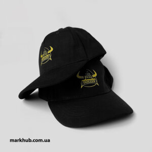 Оригинальная и креативная печать принтов на черных кепках. ДТФ печать / собственное производство