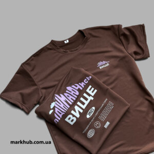 ДТФ печать на футболках цвета кофе с яркой надписью на заказ