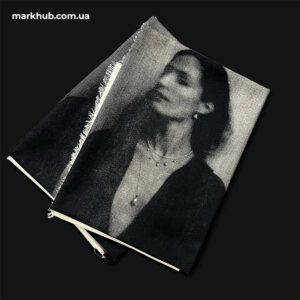 Изображение женщины с уникальной печатью на раскроях текстиля