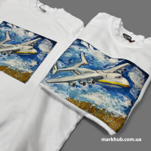 Белый свитшот с авторским рисунком самолета 