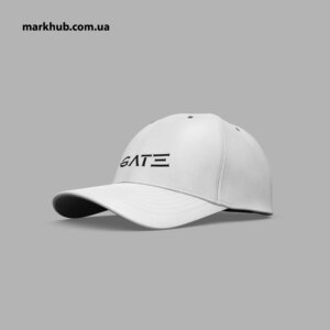 Кепка с небольшим логотипом, нанесенным с помощью технологии флекс
