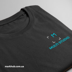 Черный свитшот с лаконичным логотипом на груди – воплощение стильного дизайна для Multi Studio