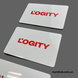 Печать на пластиковых картах для логистической компании Logity, которая добавляет стиль и надежность вашей идентичности