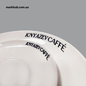 Белые тарелки для Knyazev Caffe с изысканной печатью с помощью технологии UV DTF