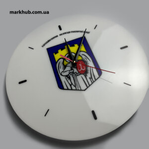 Часы с нанесенным уникальным изображением с помощью УФ-печати на акриле