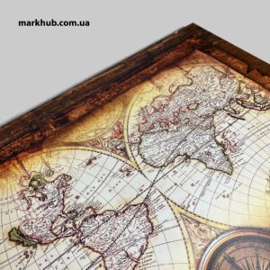 Подробная карта мира, изображенная на дереве с помощью UV-печати