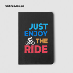 Добавьте элегантность к своей повседневной жизни с нашим черным дневником и стильной печатью