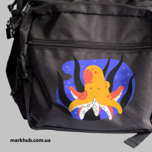 Непревзойденная DTF-печать, оживляющая черный рюкзак, придавая ему индивидуальность и эксклюзивный вид