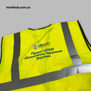 Нанесение логотипа на светоотражающие жилеты для вашей команды