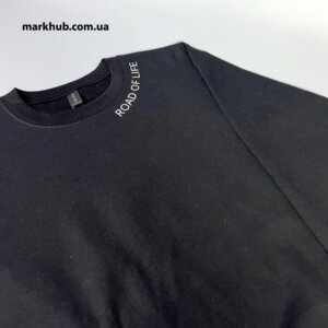 Свитшот с аккуратной минималистичной печатью