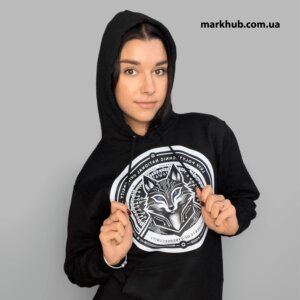 Черный худи с большим принтом волка в киберстиле на модели